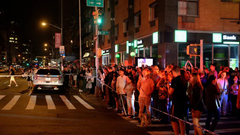 Lidé sledují dění kolem výbuchu v New Yorku