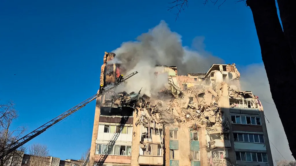 Hořící obytný dům po ruském útoku na Ternopil