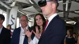 Budoucí královský pár na setkání s mladými podnikateli při své návštěvě Varšavy. Princ William si vyzkoušel brýle pro virtuální realitu.