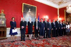 Rakouský prezident jmenoval přechodnou vládu nestraníků, je v ní šest mužů a šest žen 