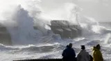 Bouře v Brightonu zvedá vlny