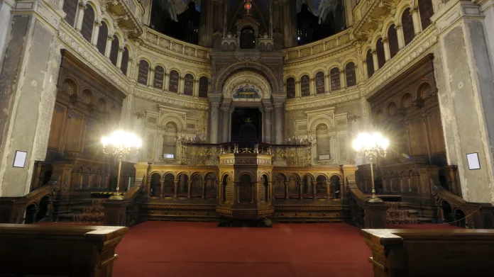Interiér synagogy je zdoben výmalbou s rostlinnými motivy a součástí jsou též varhany z roku 1890.
