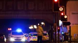 Policista před Manchesterskou arénou, kde došlo ke smrtící explozi