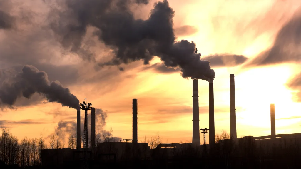 Komíny ocelárny Arcelor Mittal v Ostravě jsou jedním z hlavních znečišťovatelů vzduchu