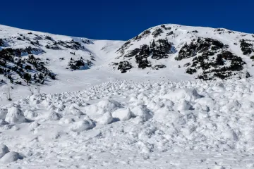 Žena, kterou v neděli zasáhla lavina v Krkonoších, v nemocnici zemřela