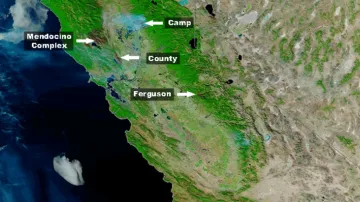 Satelitní snímek NASA: Požáry v Kalifornii (12. listopadu)