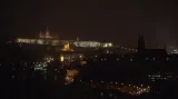 Potemnělý Pražský hrad a zhasnutý Vyšehrad