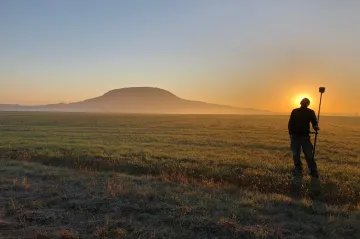 Archeologové zkoumají unikátní pravěkou mohylu u Řípu. Měří přes 30 metrů, byl v ní pohřben někdo výjimečný