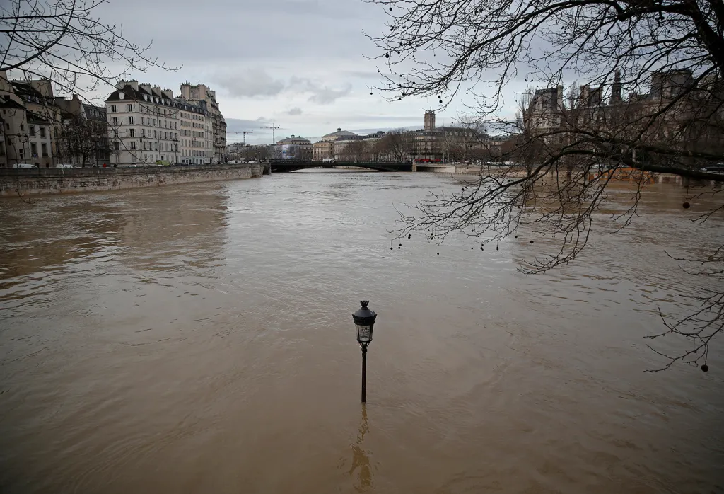 Pouliční lampa v zaplavené oblasti na břehu rozlité řeky Seiny v Paříži