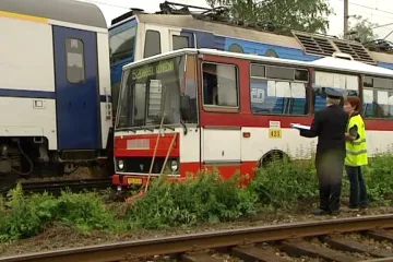 U Plzně se srazil rychlík s autobusem, 2 zranění