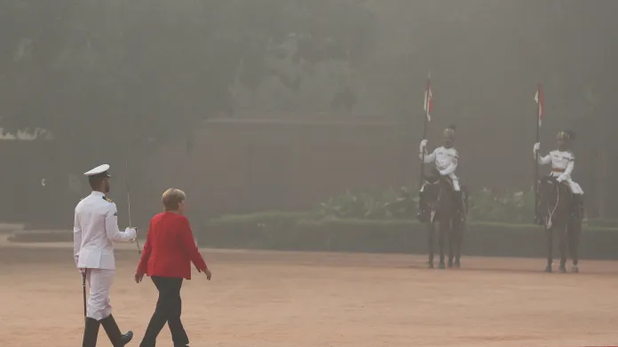 Smog doprovázel i slavnostní přivítání kancléřky Angely Merkelové v Dillí