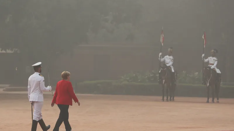 Smog doprovázel i slavnostní přivítání kancléřky Angely Merkelové v Dillí