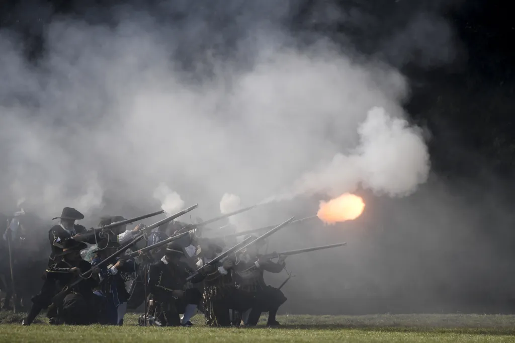 Na bitevním poli se stejně jako před 399 lety představili vojáci, dělostřelci i jezdci na koních, kteří bojovali na straně habsburských a stavovských vojsk