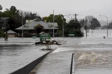 Záplavy devastují australské Sydney, úřady vyzvaly k evakuaci přes 30 tisíc lidí