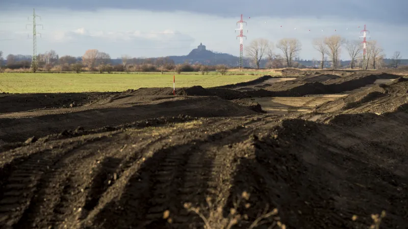 Staveniště dálnice D35 u Dašic v den slavnostního zahájení prací