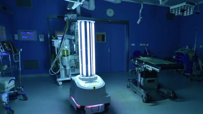 Robot při dezinfekci operačního sálu