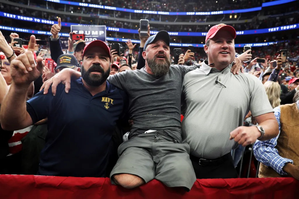 Jase Wheeler, veterán amerického námořnictva, který přišel o končetiny během tréninku při seskoku z vrtulníku v roce 2002. Kamarádi ho neváhali vzít na veřejné vystoupení prezidenta Donalda Trumpa do sportovní haly v Texasu