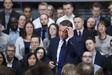 Daňové ráje i drahé letáky. Cameron čelí největší kritice ve své funkci