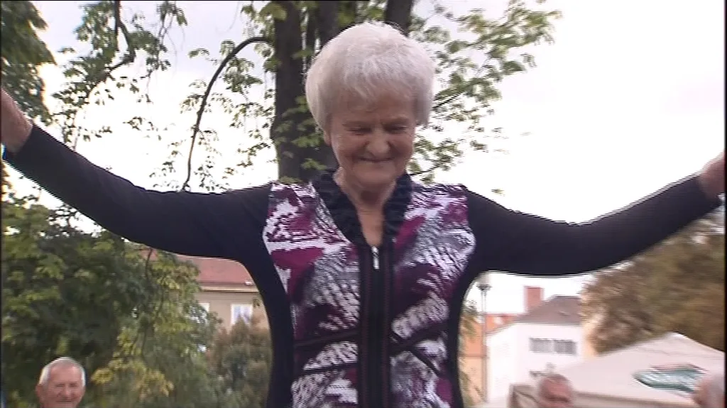 Pětaosmdesátiletá dáma se prošla s noblesou i po kladině