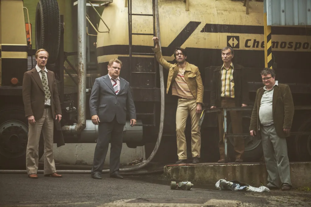 Jaké to je, probrat se místo v současnosti v sedmdesátých letech, si vyzkoušel nejprve hrdina britského Life on Mars. Český policista Filip Marvan v podání Václava Neužila se přidal v roce 2017 v seriálu Svět pod hlavou