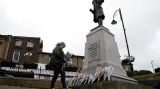 Lidé nosí květiny k památníku v Birstallu