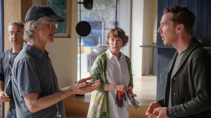 Jay Roach, Olivia Colmanová a Benedict Cumberbatch při natáčení filmu Roseovi