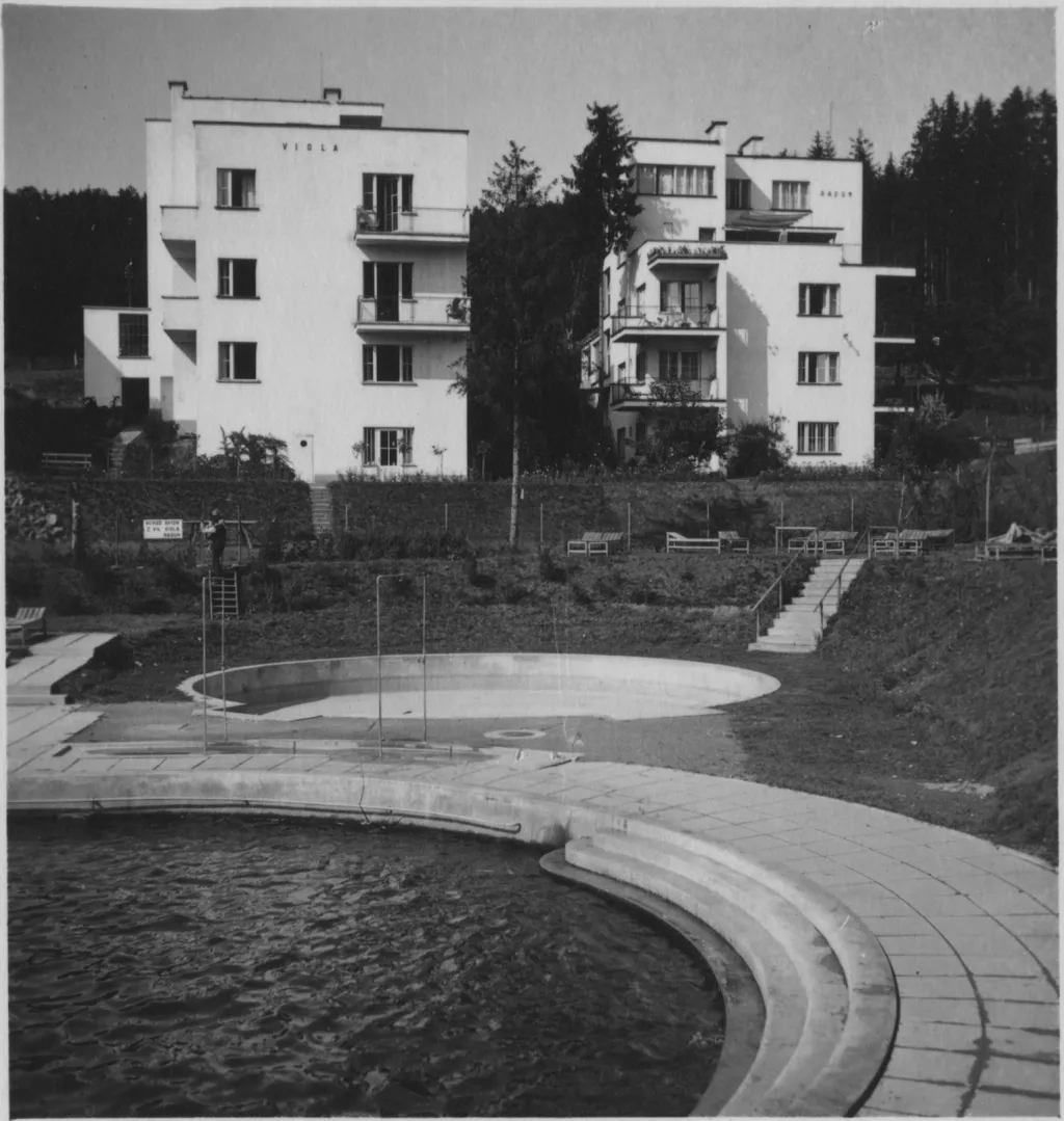 Fotografie z roku 1928. Architekt Bohuslav Fuchs. Penzion Radun v Bílé čtvrti v Luhačovicích