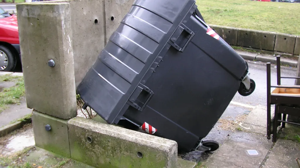 Převrácená popelnice