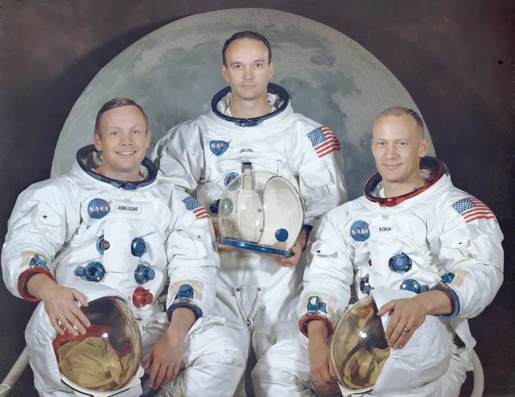 Projekt Apollo byl zahájen poté, co prezident USA John F. Kennedy vyhlásil v květnu 1961 výzvu stanout na povrchu Měsíce a bezpečně se vrátit zpět na Zemi. Na snímku jsou zachyceni hlavní aktéři celé mise Apolla 11, astronauti (zleva doprava) Neil A. Armstrong, Michael Collins a Edwin „Buzz“ Aldrin