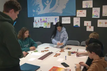 Oklepat se jako mokrý pes. Psychologové na Ukrajině pomáhají dětem, které traumatizuje válka