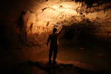 Archeologové objevili v dobře prozkoumané jeskyni stovku pravěkých jeskynních maleb