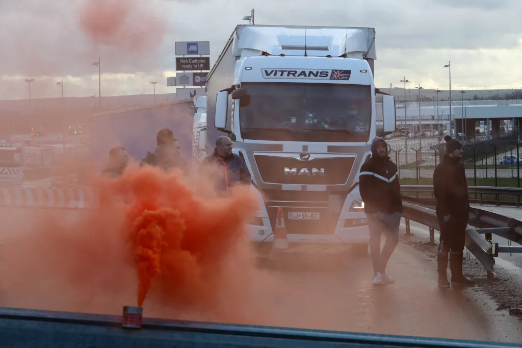 Francouzští rybáři blokují nákladní automobily u terminálu Eurotunelu během celodenních protestů v Coquelles u Calais. Vadí jim systém vydávání rybářských licencí po brexitu (26. listopadu 2021)