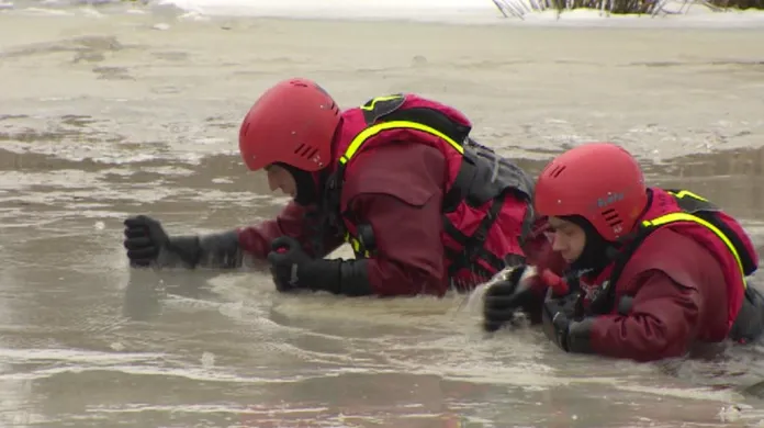 Záchranáři nacvičovali záchranu z ledu