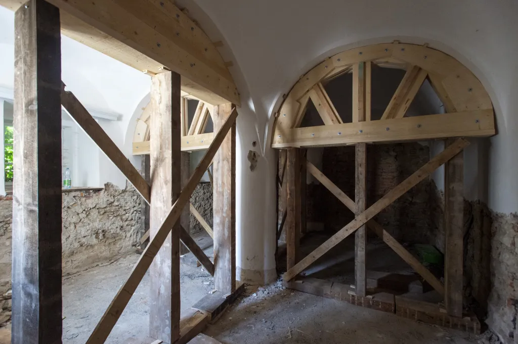 Na konci 15. století dům koupil mincmistr Beneš z Trničí a přestavěl ho na luxusní palác