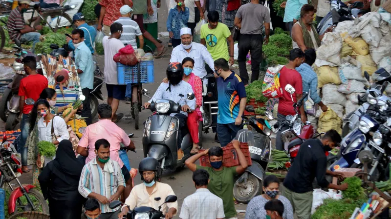 Lidé na tržišti v Bombaji