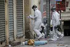 Policie našla na místě středeční razie v Paříži tělo další ženy