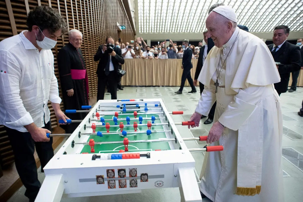 Papež František si zpříjemnil hrou stolního fotbalu týdenní generální audience v audienční síni Pavla VI. ve Vatikánu