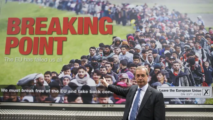 Vůdce strany UKIP Nigel Farage stojí před plakátem, kterým má podpořit brexit