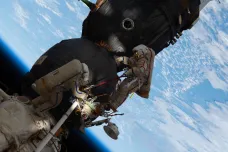 Ruští astronauti odebrali vzorky na plášti Mezinárodní vesmírné stanice