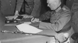 Generál polní maršál Wilhelm Keitel jménem wehrmachtu podepisuje bezpodmínečnou kapitulaci říšských vojsk ve velitelství sovětské armády v Berlíně-Karlshorstu 8. května 1945