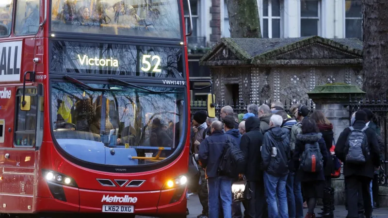 Místo metra sázejí Londýňané na povrchovou dopravu