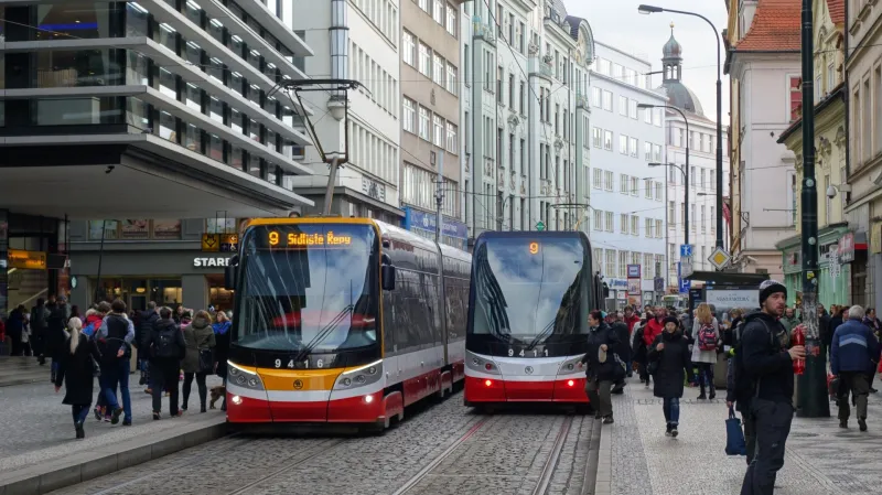 Cyklisté budou muset jezdit i Spálenou ulicí. Dopravní podnik se obává zpomalení provozu tramvají a zhoršení bezpečnosti