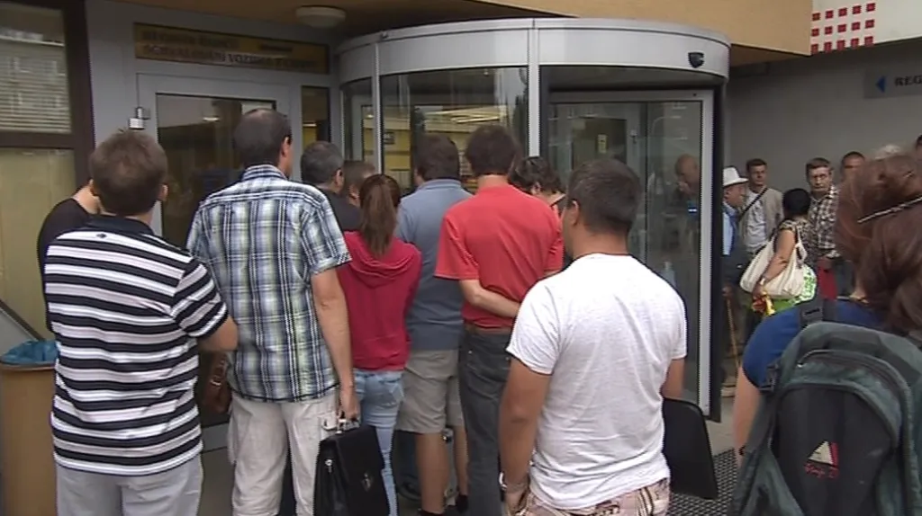 Lidé chodí na registr raději už před otevřením