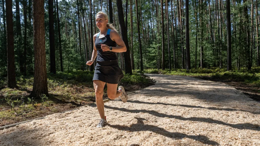 Atletka Eva Vrabcová Nývltová běží na novém běžeckém okruhu