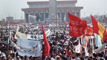 Statisíce lidí zaplnily 17. května 1989 centrální pekingské náměstí Nebeského klidu před Památníkem lidových hrdinů a Maovým mauzoleem