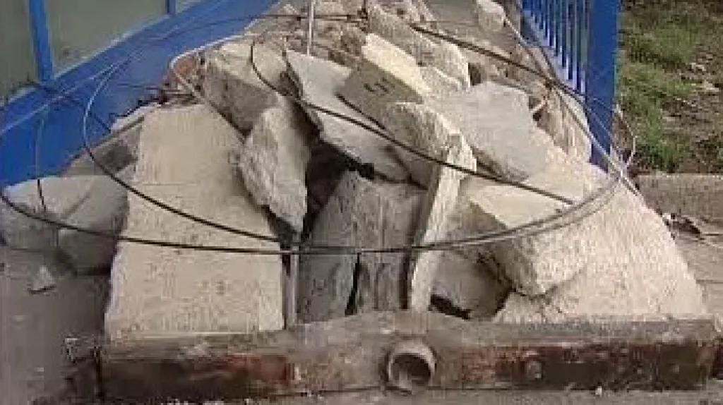 Rozbité betonové výtahové protizávaží