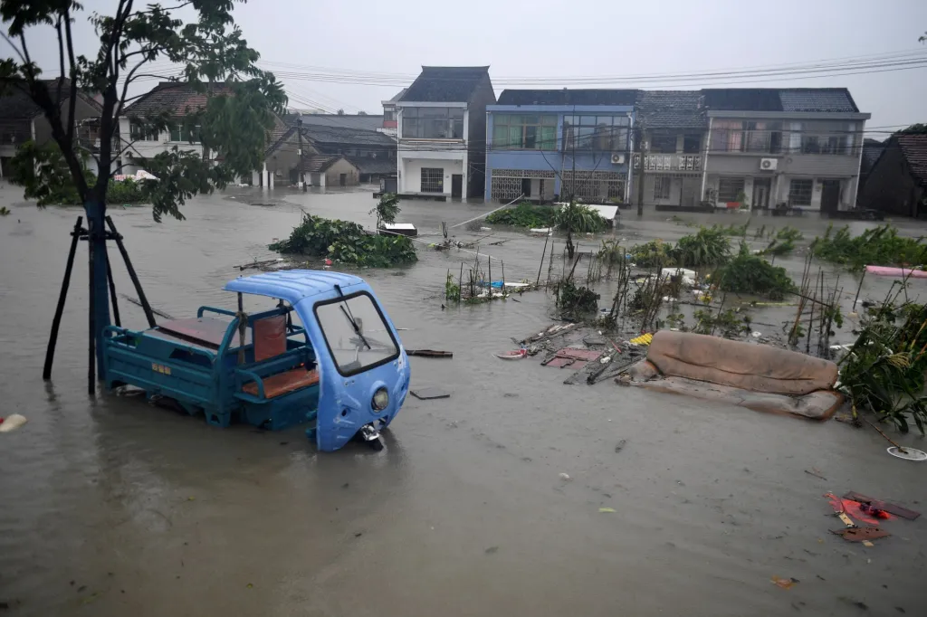 Tajfun In-fa prochází Čínou. Zasáhnul oblasti kolem města Šanghaj a Tchaj-čou