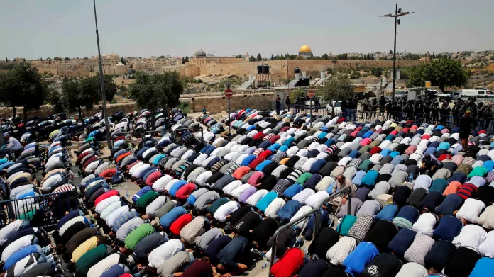 Páteční modlitby vykonali muslimové mimo mešity