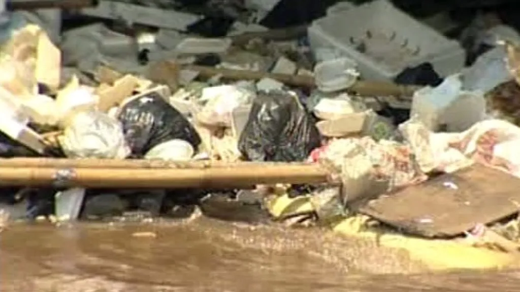 Odpadky v řece