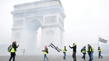 Slzný plyn a demonstranti u pařížského Vítězného oblouku